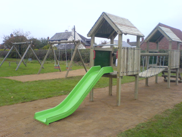 DSC01616 Twin Playhouse, Clatterbridge & Slide