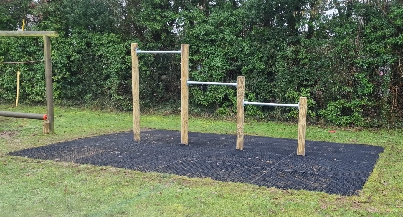 Chin-Ups / Tumble Bars - Timber & Grass Mats Chin-Ups / Tumble Bars - Timber & Grass Mats